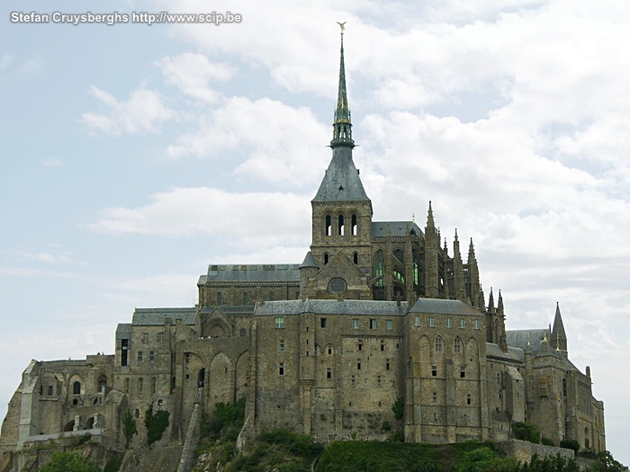 Mont Saint Michel De kerk van de abdij is ongeveer 73m hoog boven zeeniveau. Op de top van de torenspits staat een beeld van artsengel Michael. Stefan Cruysberghs